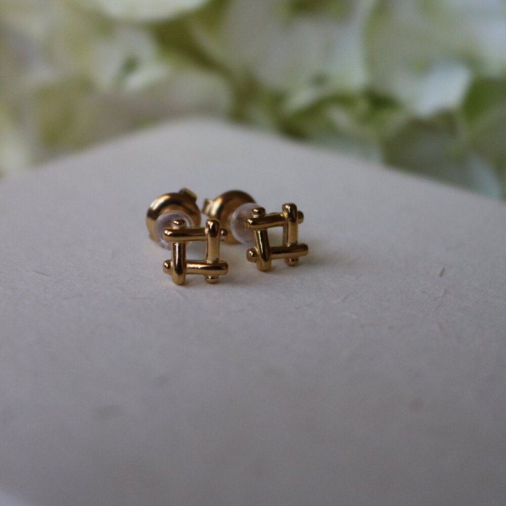 Gold‎ tiny studs - Picture 2 of 2